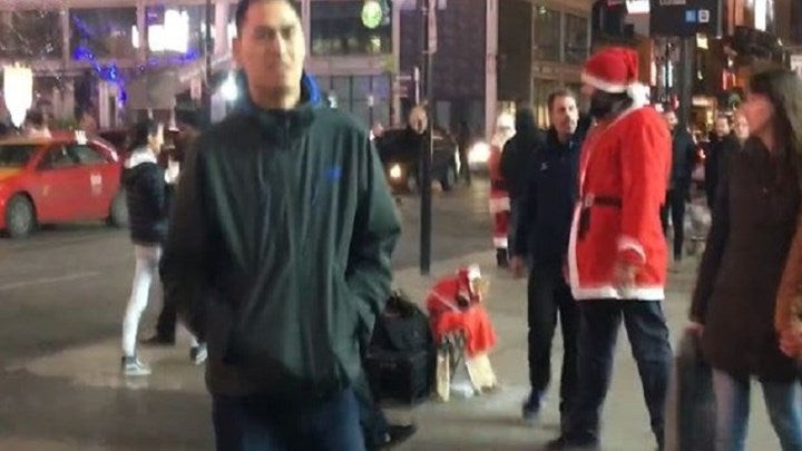 Μεθυσμένος έριξε μπουνιά στον… Άγιο Βασίλη (βίντεο)